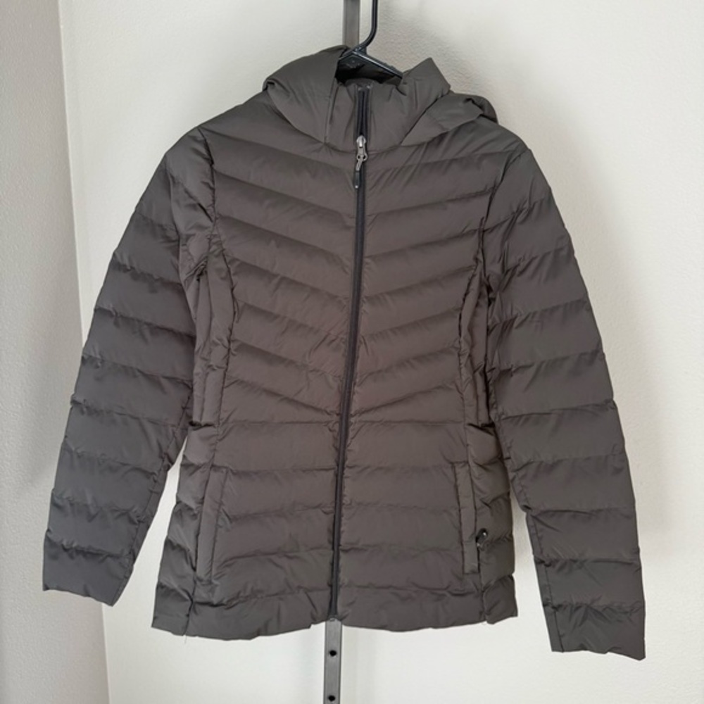 NWOT 32 Degrees women’s size small puffer jacket with hood
